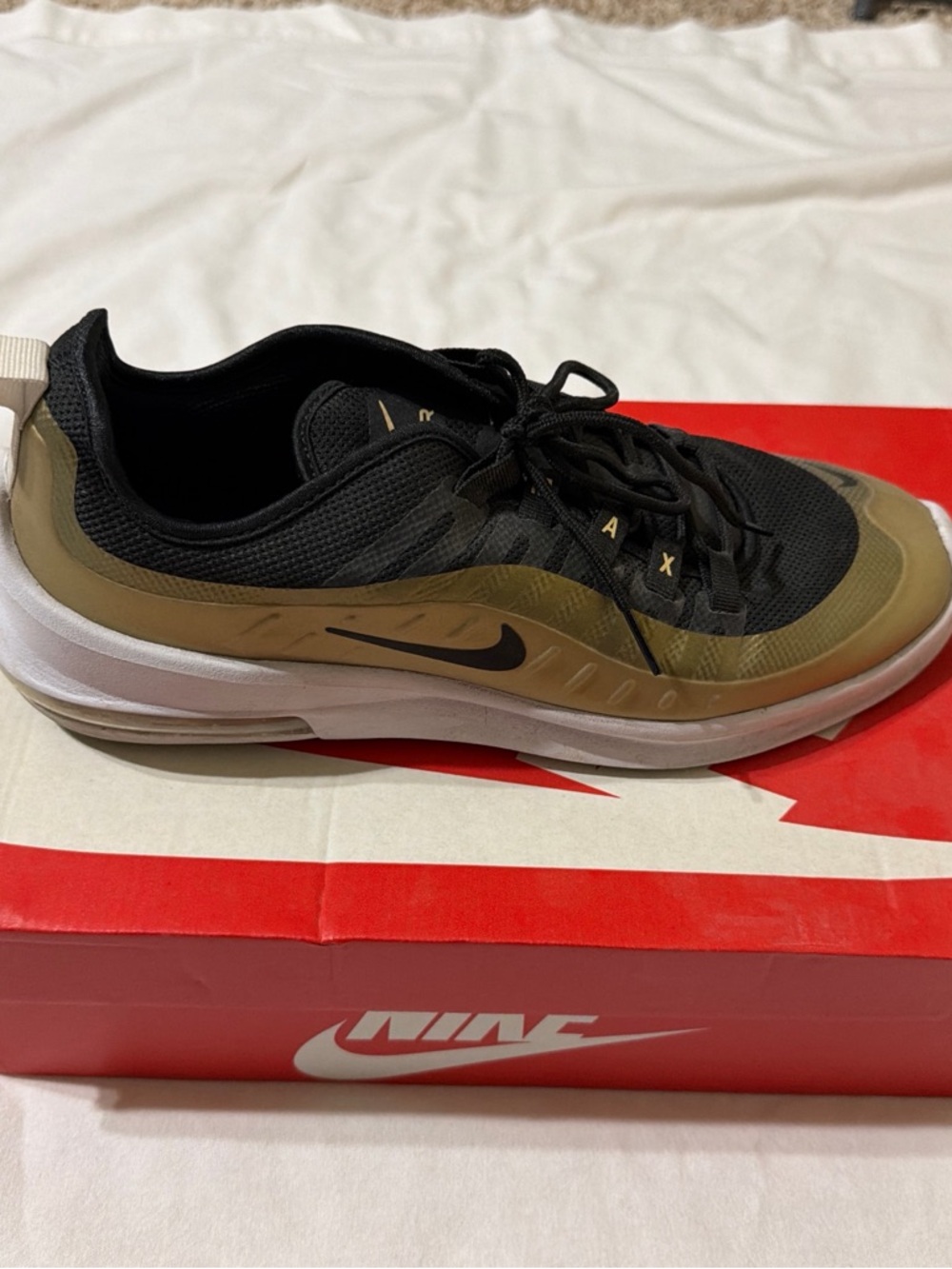 Nike Men’s Black and gold Low-Cut Air Max Sneaker